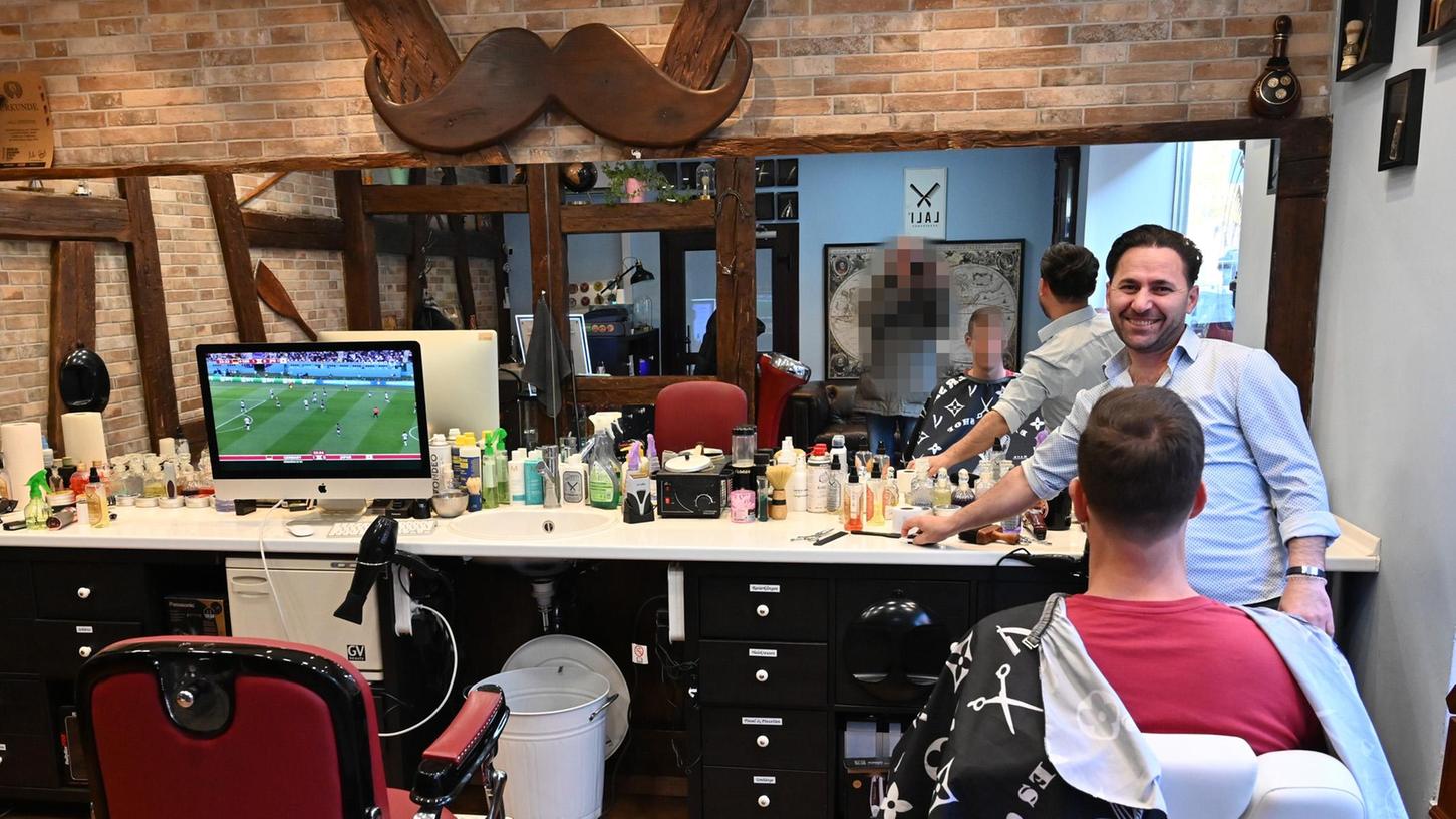  Das WM-Fußballspiel Deutschland gegen Japan wurde auch auf dem Frisiertisch in Lali’s Barbershop gezeigt. 
