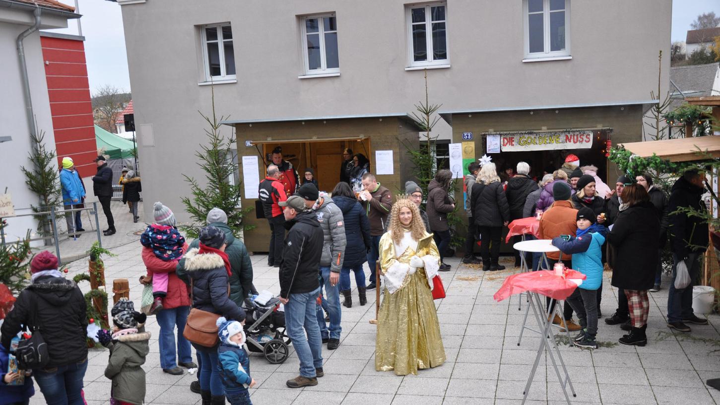 Ein Foto aus 2019: Auch heuer findet der Mitteleschenbacher Weihnachtsmarkt im Rathaushof statt. Früher war er in der Ortsmitte beheimatet.