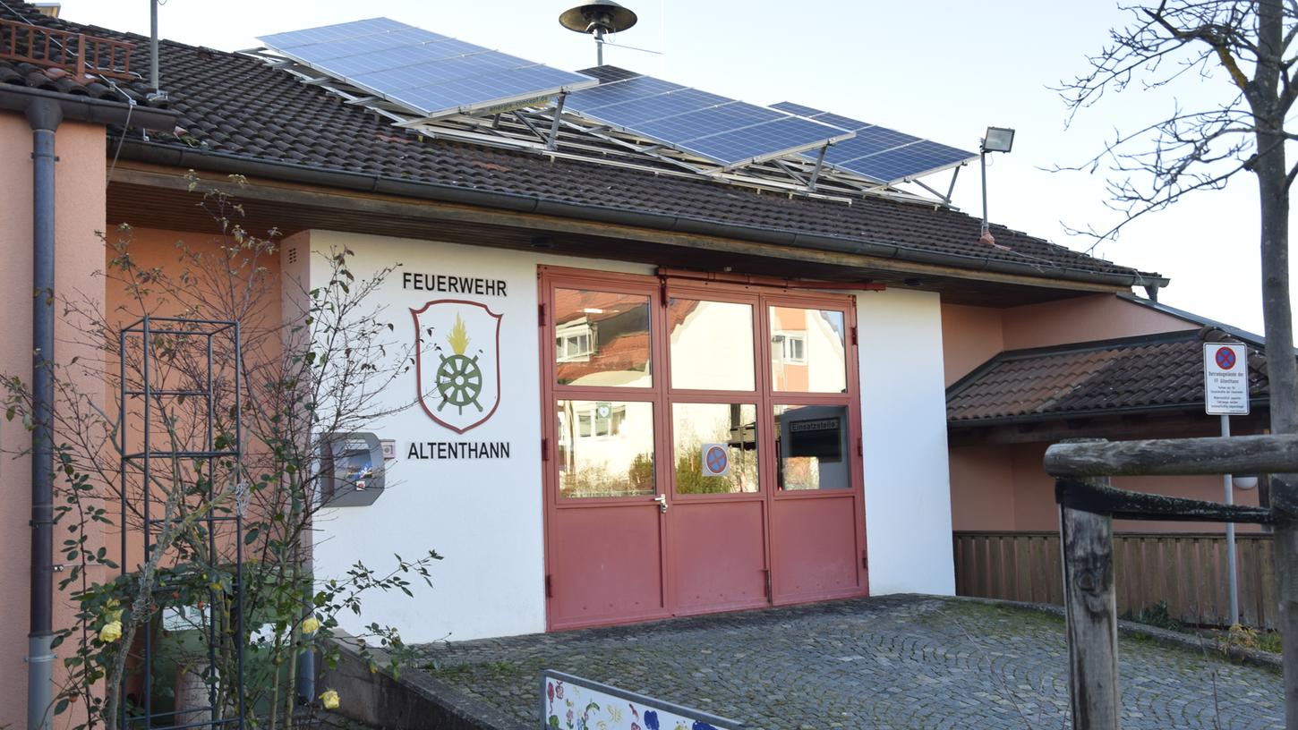 Nicht für die Zukunft gewappnet: Das derzeitige Feuerwehrhaus in der Mühlbergstraße in Altenthann ist auf vielen Ebenen zu klein. Deshalb soll ein Neubau her. Nicht für die Zukunft gewappnet: Das derzeitige Feuerwehrhaus in der Mühlbergstraße in Altenthann ist auf vielen Ebenen zu klein. Deshalb soll ein Neubau her.