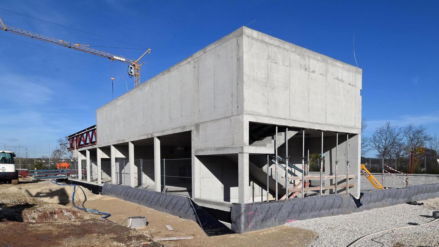 Der Rohbau der neuen Sporthalle in Oberasbach steht, jetzt legen die Metallbauer los.