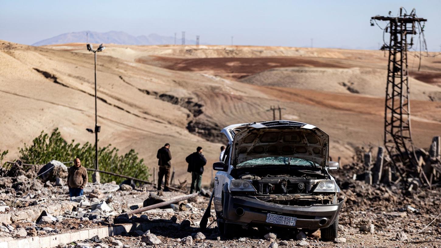 Menschen begutachten Schäden in einem Gebiet um ein Elektrizitätswerk nach türkischen Luftangriffen. Die Türkei hat bei Luftangriffen in der Nacht eigenen Angaben zufolge 89 Ziele in Nordsyrien und im Nordirak "zerstört". Menschen begutachten Schäden in einem Gebiet um ein Elektrizitätswerk nach türkischen Luftangriffen. Die Türkei hat bei Luftangriffen in der Nacht eigenen Angaben zufolge 89 Ziele in Nordsyrien und im Nordirak "zerstört".