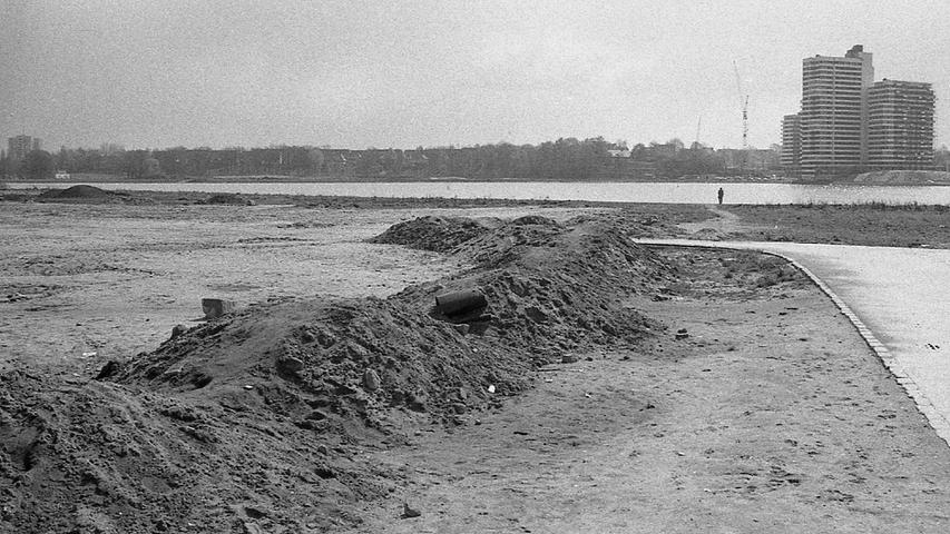 1972 schrieben die NN: "Einer Kraterlandschaft ähnelt zur Zeit noch das nordwestliche Ufer des Wöhrder Sees. Das soll sich ändern: der See steht in vorderster Reihe der Sanierungsprojekte."