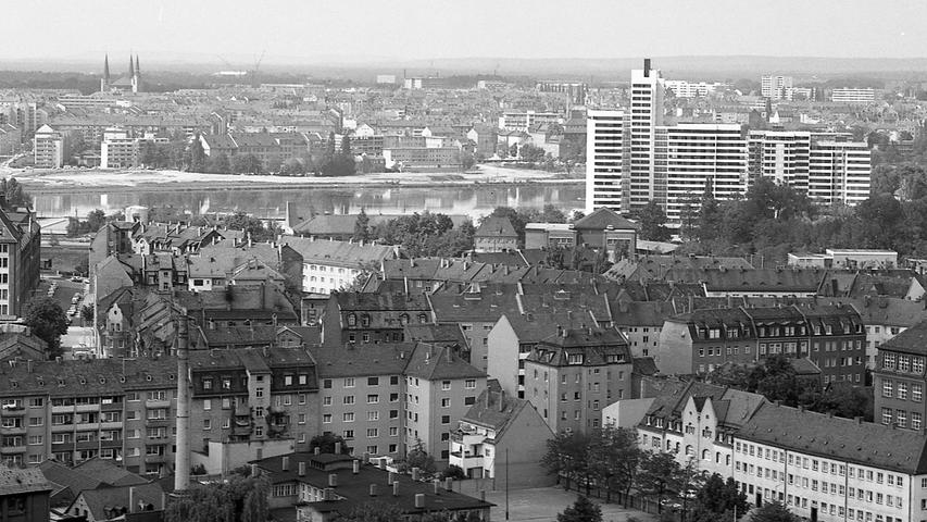 Der Blick von der Bundesagentur für Arbeit nach Norden 1972: Mit seiner charakteristischen Architektur von Harald Loebermann prägt der Hochhaus-Komplex bis heute das Stadtbild am Wöhrder See. 