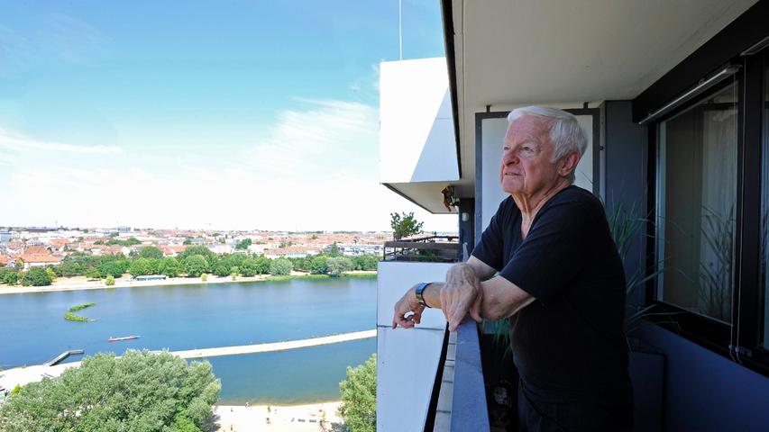 "Urweinwohner" Peter Vogel freut sich seit 40 Jahren über die Aussicht aus dem 16. Stock.