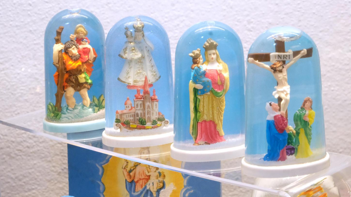 Auch vor Heiligenfiguren machte die Schneekugel-Industrie nicht Halt: Blick in die Ausstellung an der Kühnertsgasse. Auch vor Heiligenfiguren machte die Schneekugel-Industrie nicht Halt: Blick in die Ausstellung an der Kühnertsgasse.