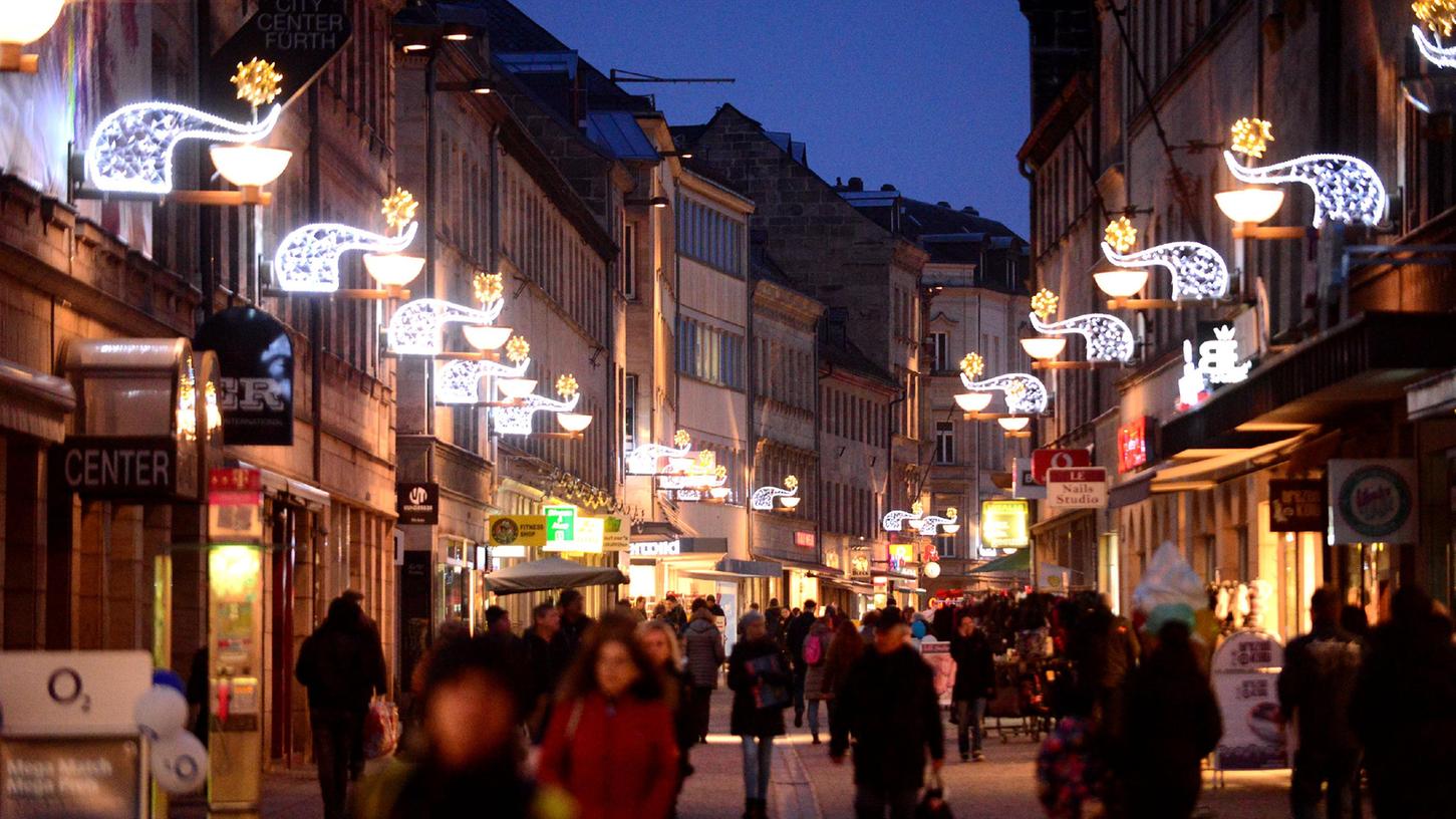 So sieht es aus, wenn in der Fürther Innenstadt zur Weihnachtszeit die Lichter angehen. 
