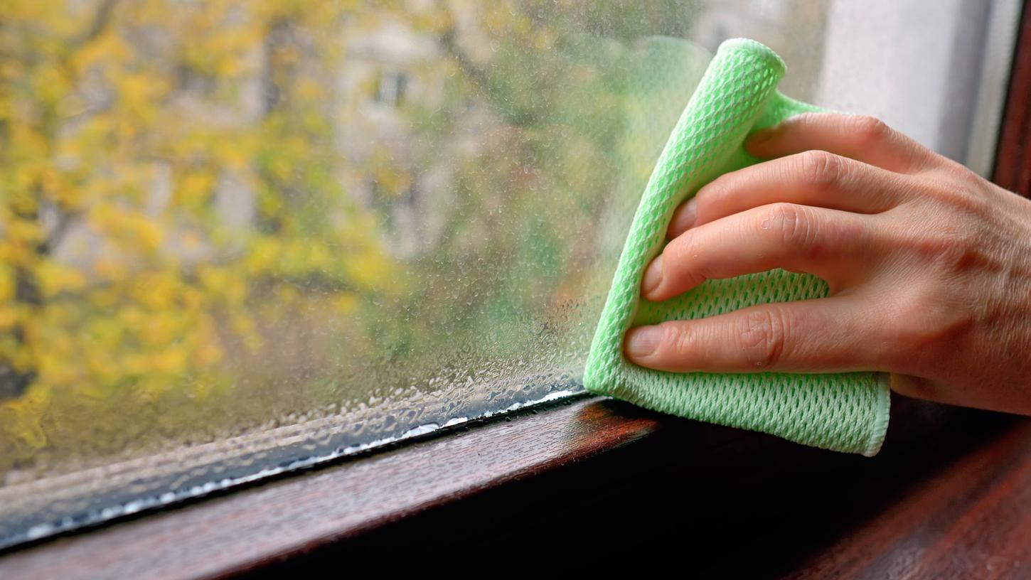 Besonders im Winter, wenn es draußen kalt ist und man drinnen heizt, bildet sich mitunter Kondens- oder Tauwasser an den Fensterscheiben.