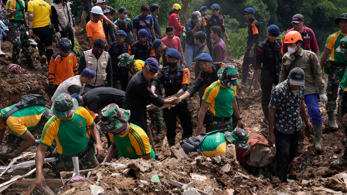 Rettungskräfte suchen nach den Opfern eines durch das Erdbeben ausgelösten Erdrutsches.