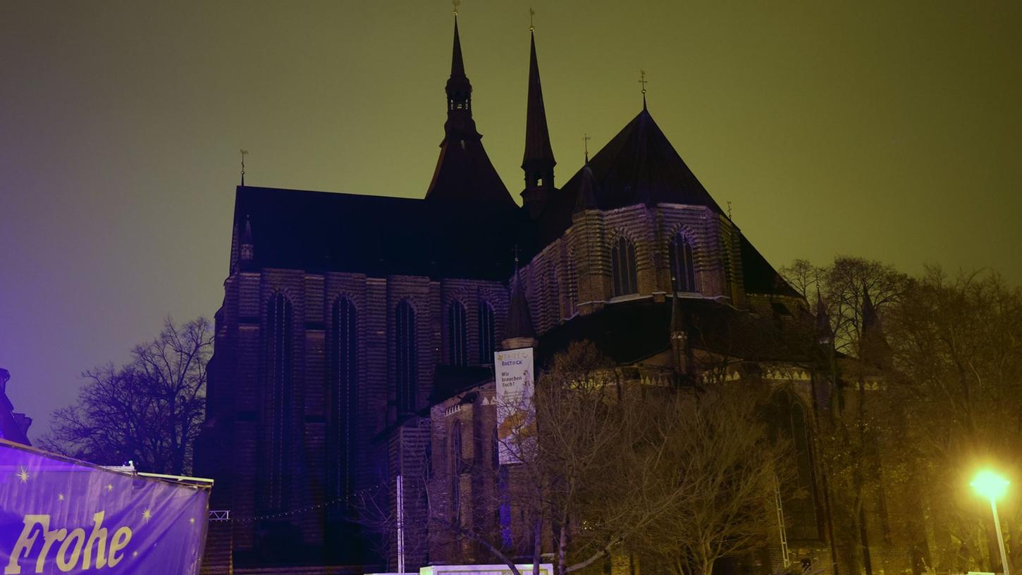 Die Marienkirche in Rostock: Vielerorts sollen an den Außenbeleuchtungen gespart und Kirchen nicht mehr angestrahlt werden. Die Marienkirche in Rostock: Vielerorts sollen an den Außenbeleuchtungen gespart und Kirchen nicht mehr angestrahlt werden.