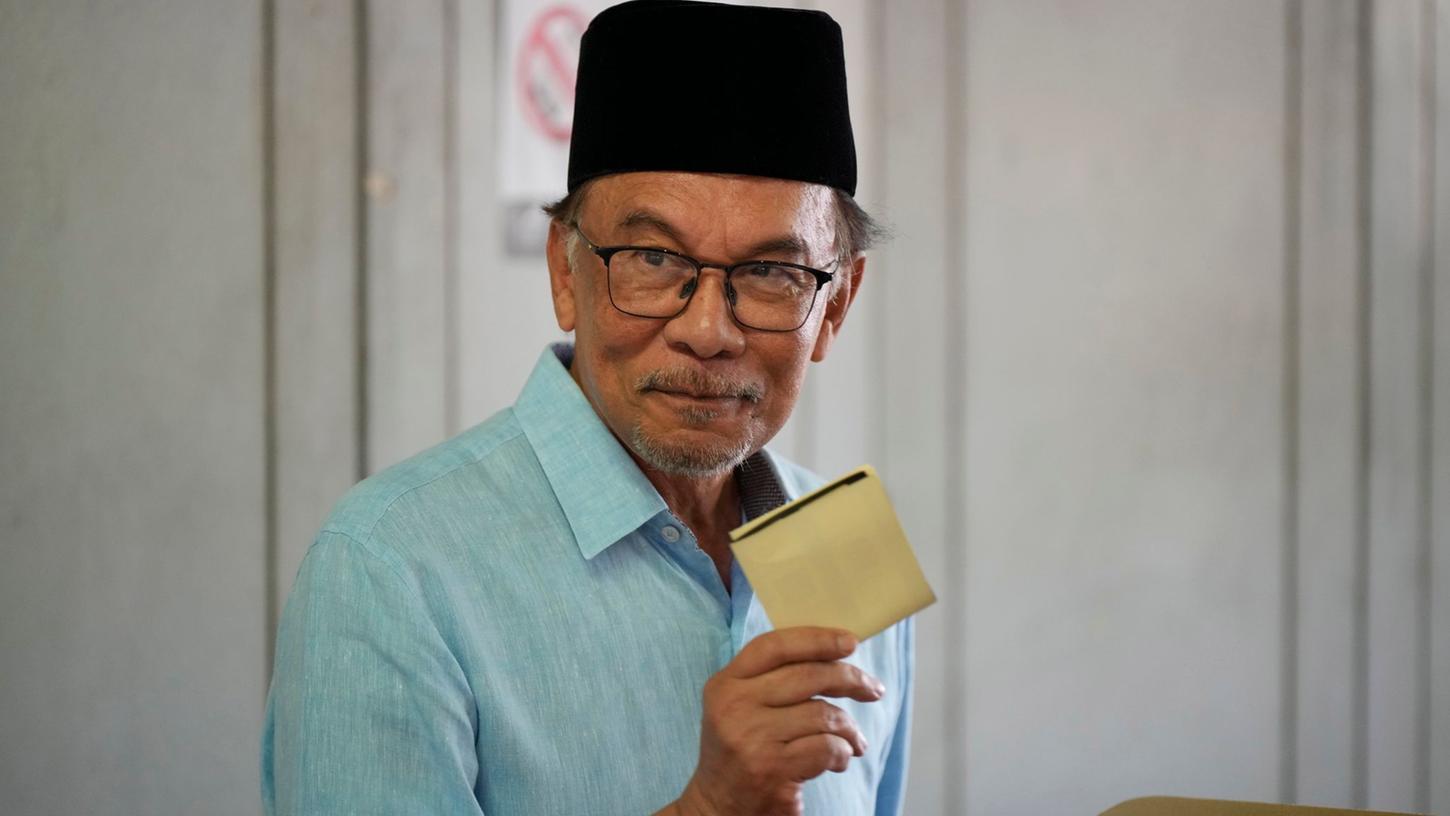 Anwar Ibrahim bei seiner Stimmabgabe in einem Wahllokal in Seberang Perai im malaysischen Bundesstaat Penang.