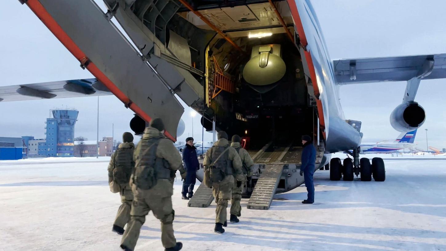 Russische Luftlandetruppen beim Besteigen eines Flugzeugs (Archivbild).