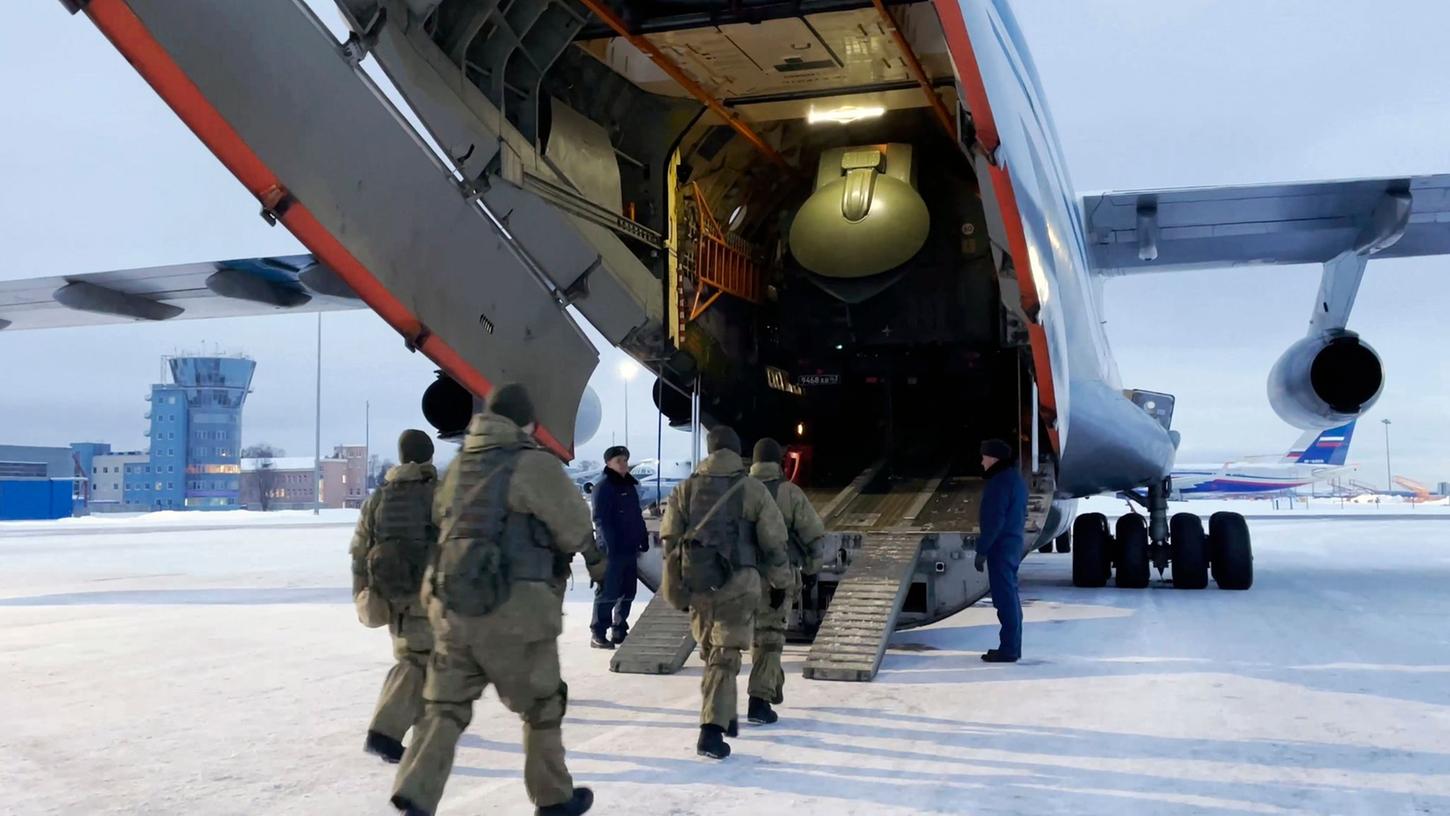 Russische Luftlandetruppen beim Besteigen eines Flugzeugs (Archivbild). Russische Luftlandetruppen beim Besteigen eines Flugzeugs (Archivbild).