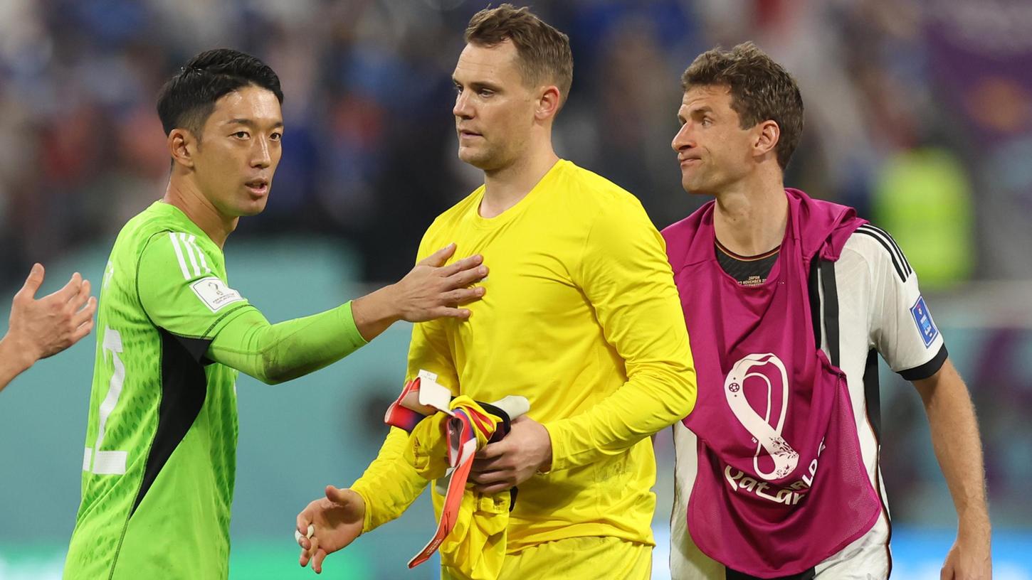 Traurige Gesichter: Deutschlands Torwart Manuel Neuer (Mitte) und Deutschlands Thomas Müller (rechts) nach dem Spiel.
