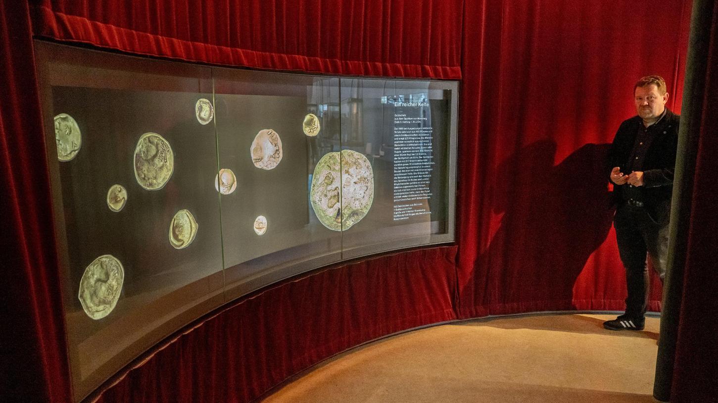Einbrecher haben im oberbayerischen Manching einen mehrere Millionen Euro teuren Goldschatz aus der Keltenzeit erbeutet.
