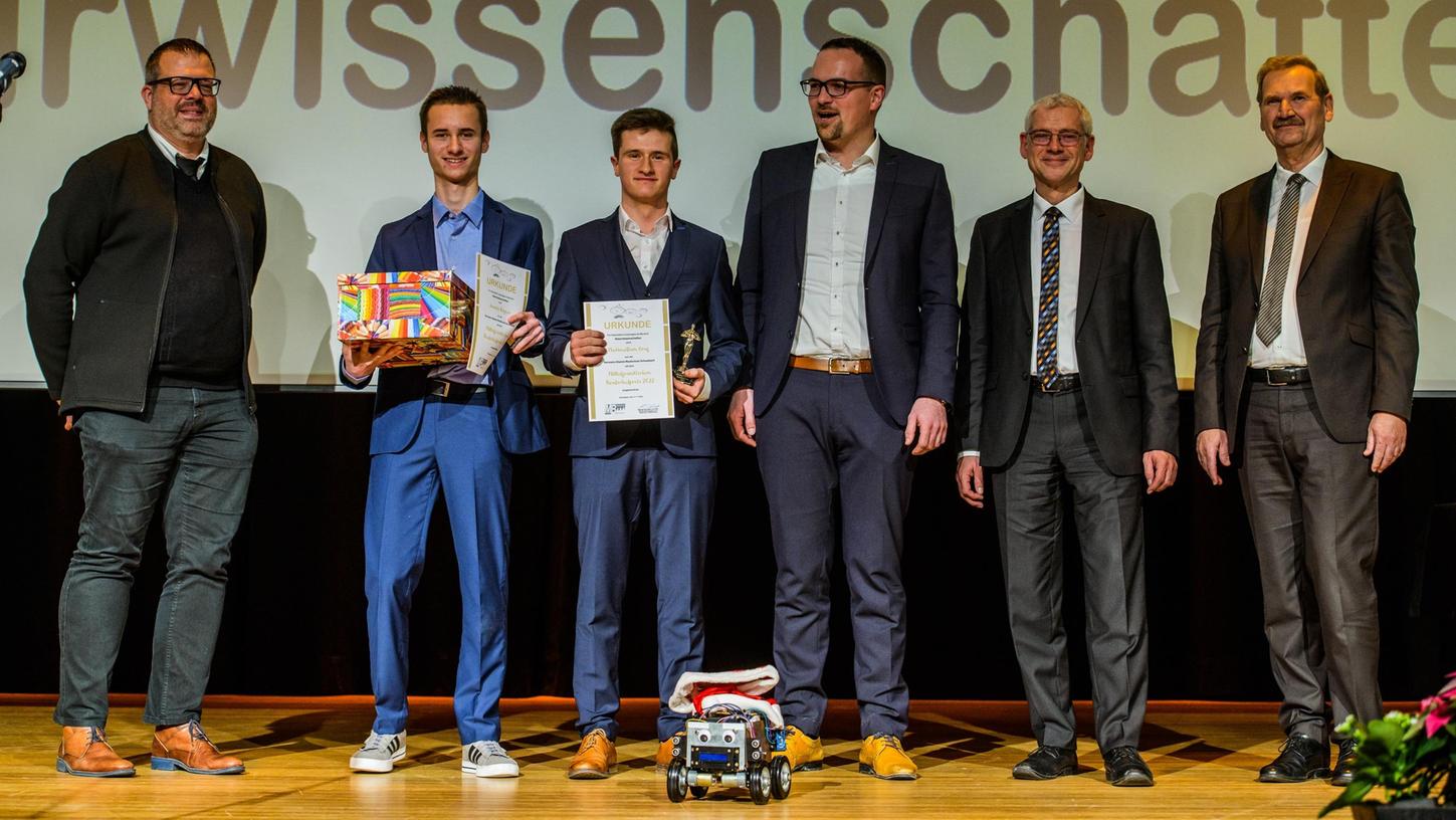 Bei der Preisverleihung führten Jannis Bögner und Maximilian Graf auch ihren selbst entwickelten „Rover“ (unten, Mitte) vor. Bei der Preisverleihung führten Jannis Bögner und Maximilian Graf auch ihren selbst entwickelten „Rover“ (unten, Mitte) vor.