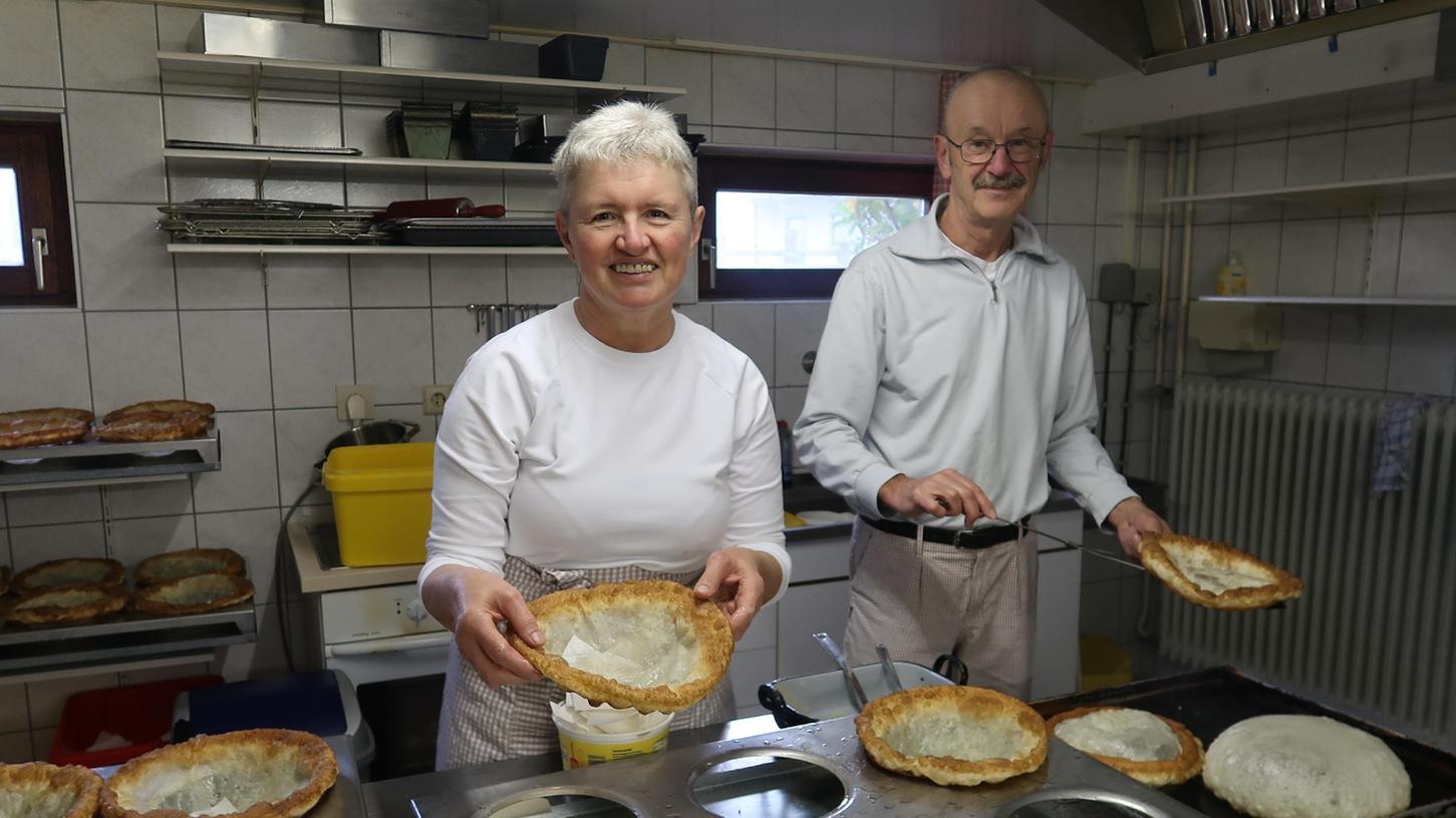  Immer eine harmonische Zusammenarbeit: Die beiden Inhaber Marianna und Karl Wieser in ihrer Küchlebäckerei.