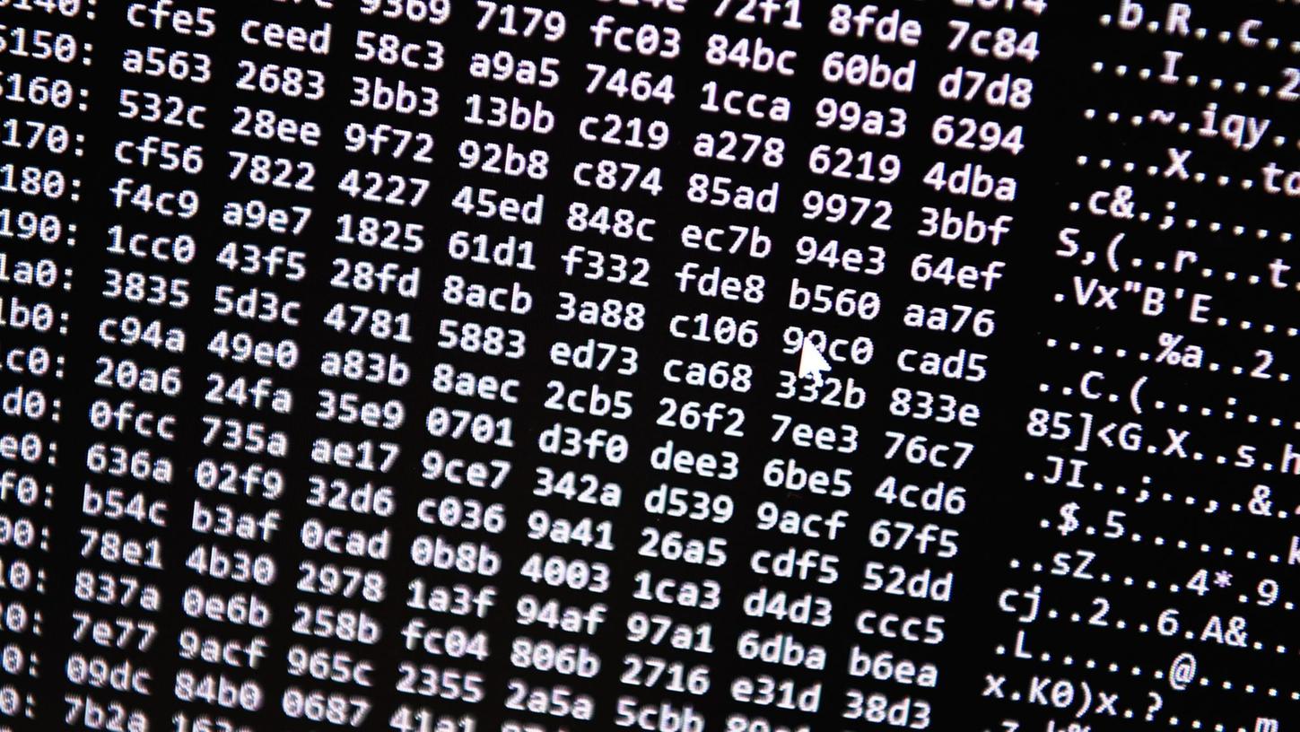 Ein Zahlencode läuft in der Zentralstelle Cybercrime Bayern (ZCB) über einen Bildschirm. Ein Zahlencode läuft in der Zentralstelle Cybercrime Bayern (ZCB) über einen Bildschirm.