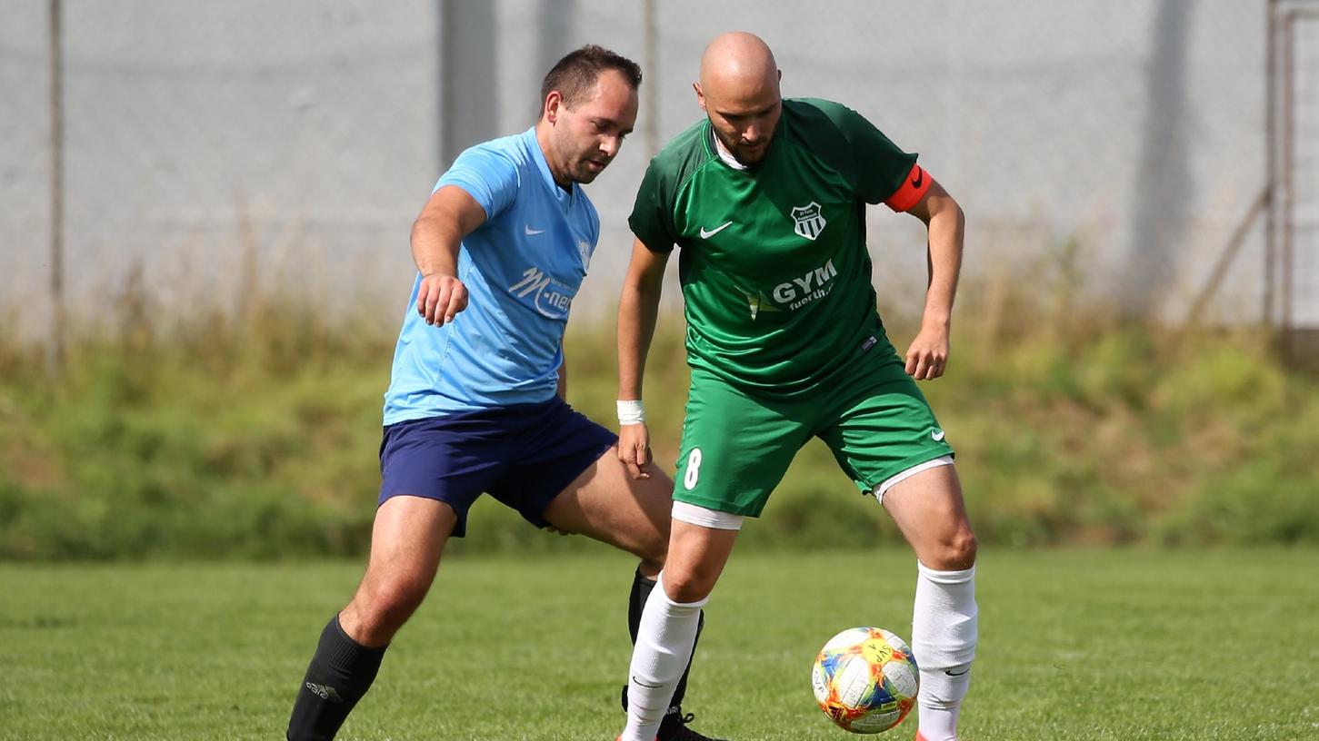 Francesco Russo (grün) war bis zur vergangenen Saison 2021/22 noch Capitano beim SV Poppenreuth, jetzt steht er mit Levente Bozsik an der Seitenlinie.
