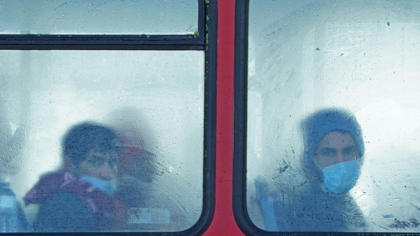 Eine Gruppe von Menschen, bei denen es sich vermutlich um Migranten handelt, in einem Bus in Dover.