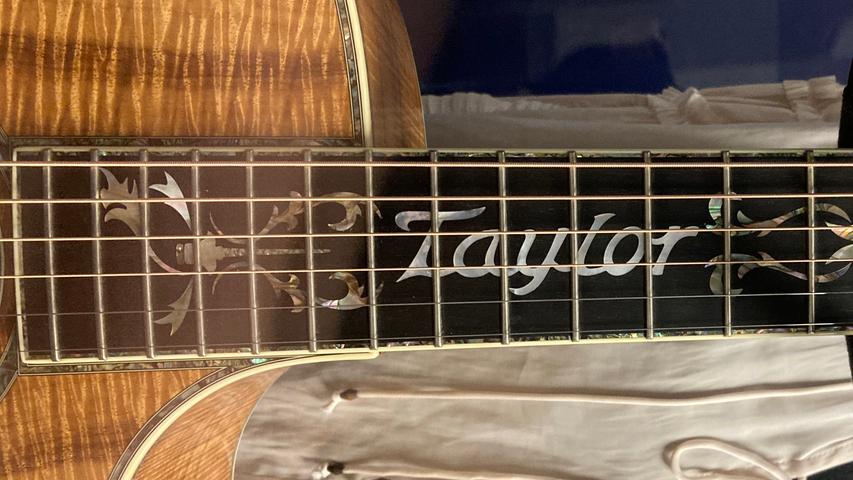 Country Music Hall of Fame, das klingt nach staubiger Geschichtsstunde - doch die Ausstellung ist höchst aktuell. Im Bild: eine für Taylor Swift angefertigte Gitarre.
