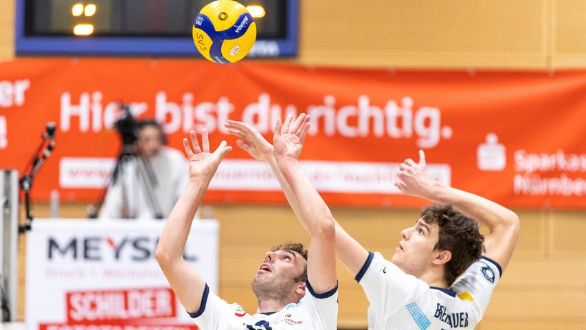 23.11.2022 --- Volleyball --- DVV Pokal - Viertelfinale --- Saison 2022 2023 --- SV Schwaig - SWD powervolleys Düren Dueren --- Foto: Sport-/Pressefoto Wolfgang Zink / GuSa --- 

Fabian Wagner (SV Schwaig, #13), Simon Breinbauer (SV Schwaig, #07), 

-
