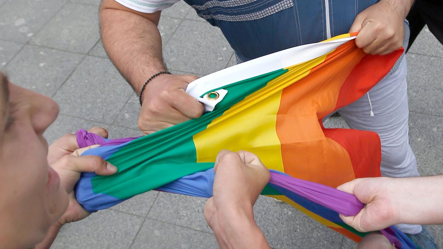 Mit dem neuen Gesetz ist nun jegliche positive Darstellung etwa von lesbischer und schwuler Liebe strafbar.
