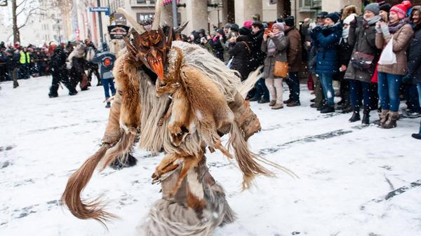 Krampusse im winterlichen München.