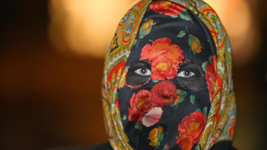 Eine als "Klausenbärbel" maskierte junge Frau zeigt im schwäbischen Oberstdorf kaum mehr als ihre Augen. Ein Hingucker.
