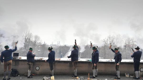 Die Berchtesgadener Weihnachtsschützen schiessen ein Ehrensalut am Verfassungstag vor dem Bayerischen Landtag am 2. Dezember.