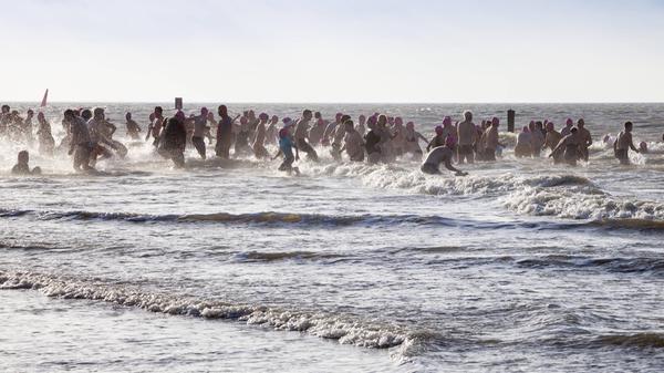 Traditionelles Anbaden am 1. Januar am Weststrand der ostfriesischen Insel Norderney.