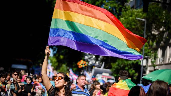Russland weitet Gesetz über Verbot von "LGBT-Propaganda" stark aus - Geldstrafen bei Verstoß