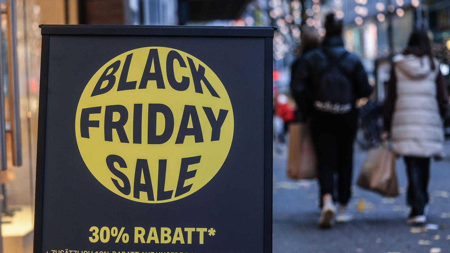 Jedes Jahr am vierten Freitag im November reduzieren unzählige Händler und Online Shops für mindestens 24 Stunden ihre Preise und überbieten sich gegenseitig mit Rabatten und Sonderangeboten.