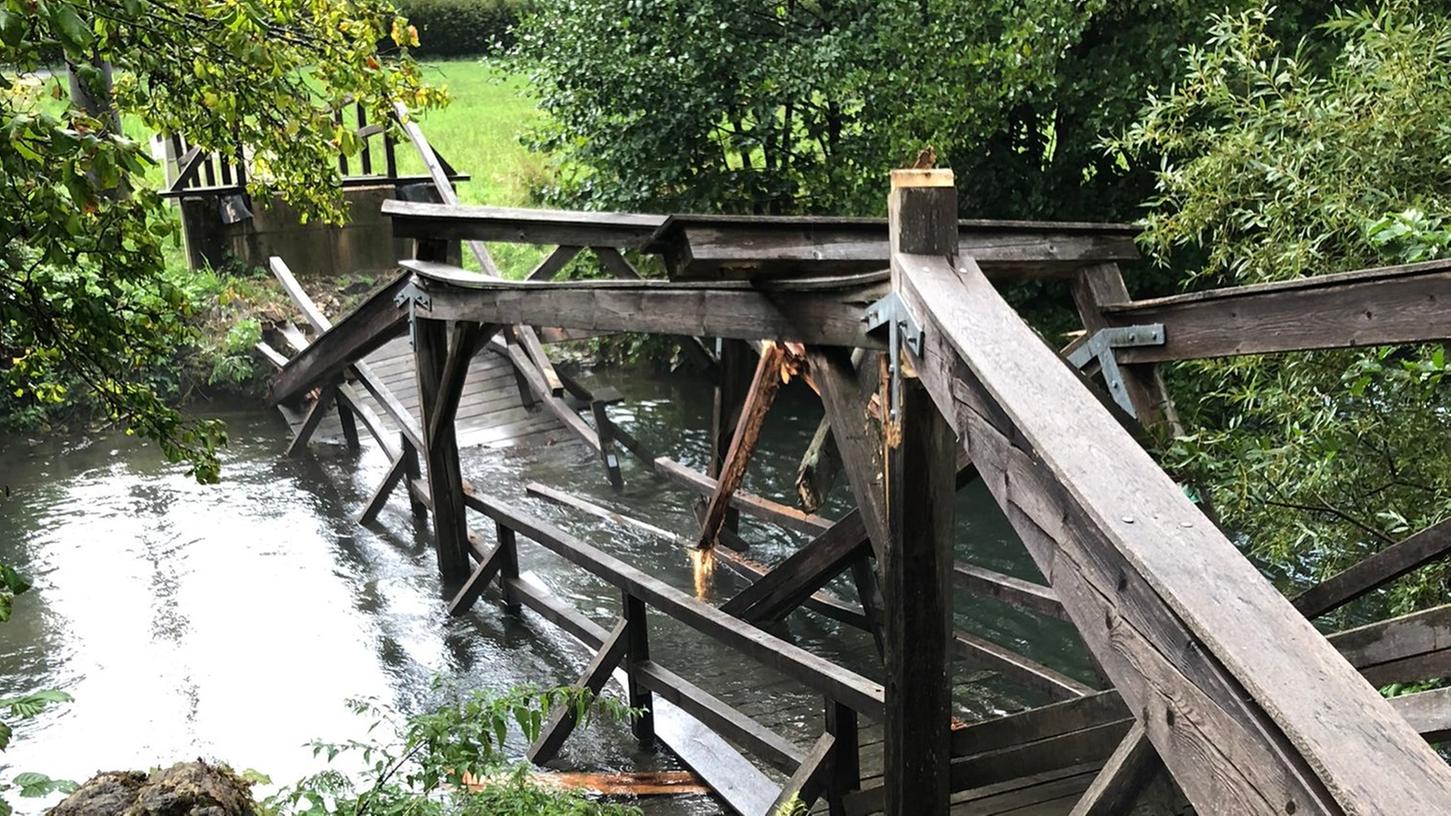 Die morsche Holzbrücke war im Sommer zusammengebrochen; ein neuer Steg mit „horizontalem Stahlgeländer“ soll wieder einen Lückenschluss für die Wanderwege bringen.
 
