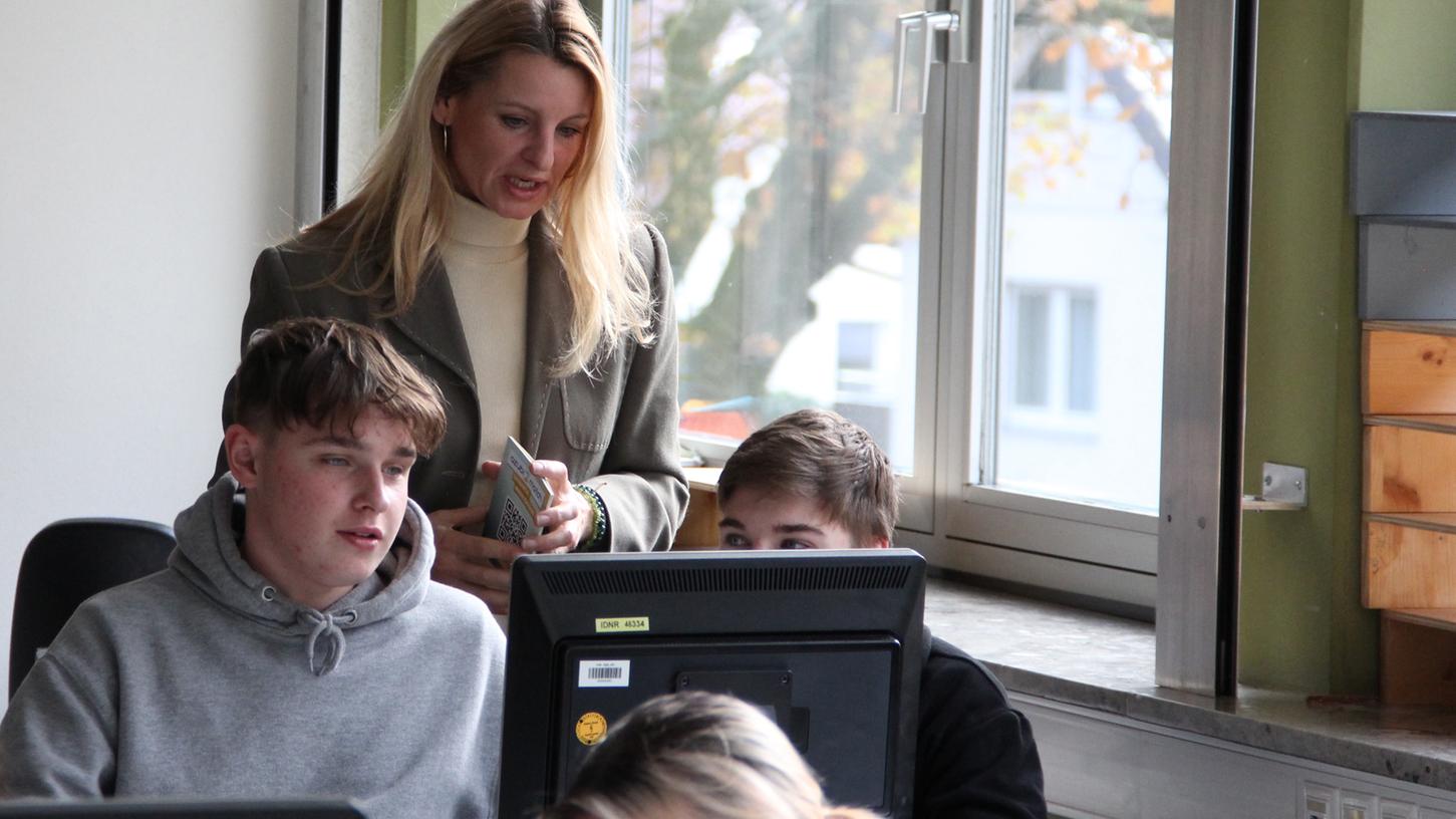 Christine Käser hilft Burgthanner Schülern beim Anlegen ihres Profils auf azubi2match.de.