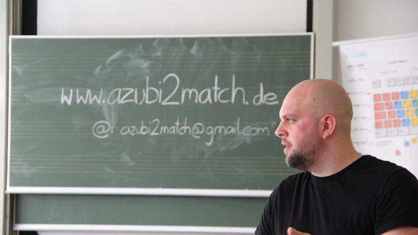 Nico Zwanziger erklärt Schülern in Burgthann die Website und führt sie durch den Anmeldeprozess.