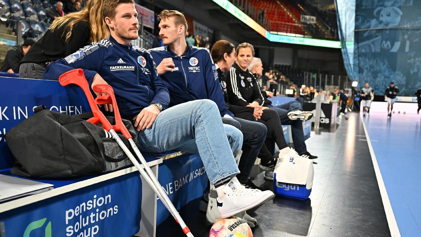Bis Jahresende nur Zuschauer beim HC Erlangen: Hampus Olsson (links) kam zuletzt auf Krücken in die Arena, Antonio Metzner muss den Daumen schonen.