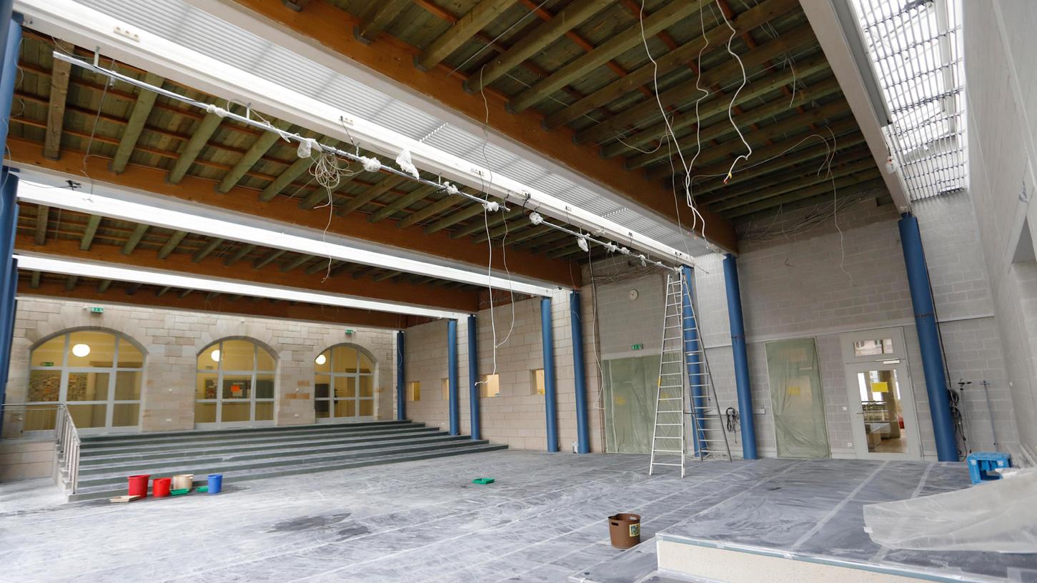 Das einsturzgefährdete Dach ist bereits zurückgebaut worden, ein Provisorium entsteht derzeit im Herder-Gymnasium Forchheim. 
