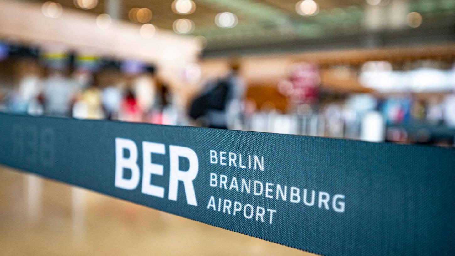Der Flugbetrieb am Flughafen BER musste aufgrund der Proteste für kurze Zeit eingestellt werden.
