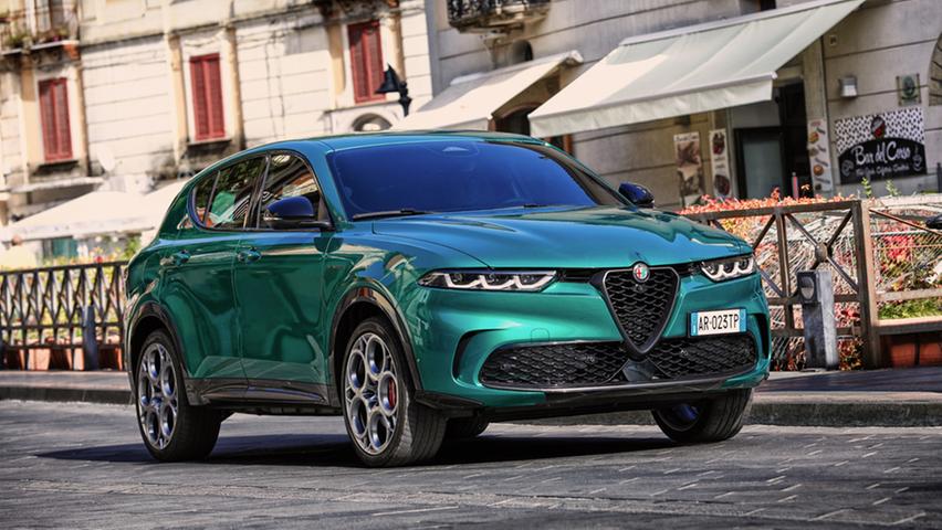 Der Alfa Romeo Tonale Plug-in Hybrid Q4 wird ab dem ersten Quartal 2023 ausgeliefert. Damit ist er kein Fall für den Umweltbonus mehr. Die Preise beginnen bei 51.000 Euro.
