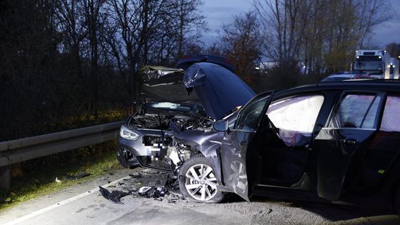 Auf Gegenfahrbahn geraten: Zwei Autos in Fürth frontal ineinander gekracht