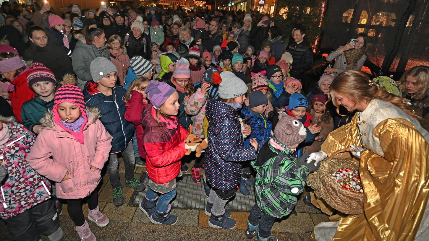 Das Neumarkter Christkind beschenkte die Kinder vor der Rathaustür mit kleinen Schokonikoläusen.
 
