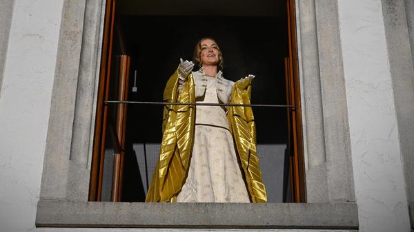 Das Christkind sprach zuerst den Prolog am Fenster im ersten Stock.