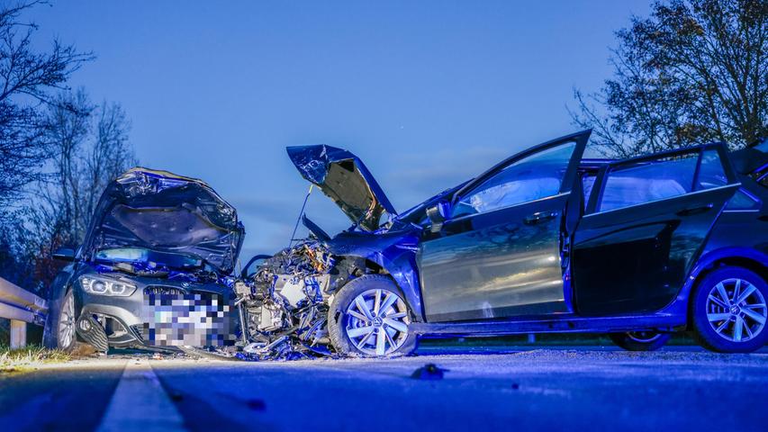 Auf Gegenfahrbahn geraten: Zwei Autos in Fürth frontal ineinander gekracht