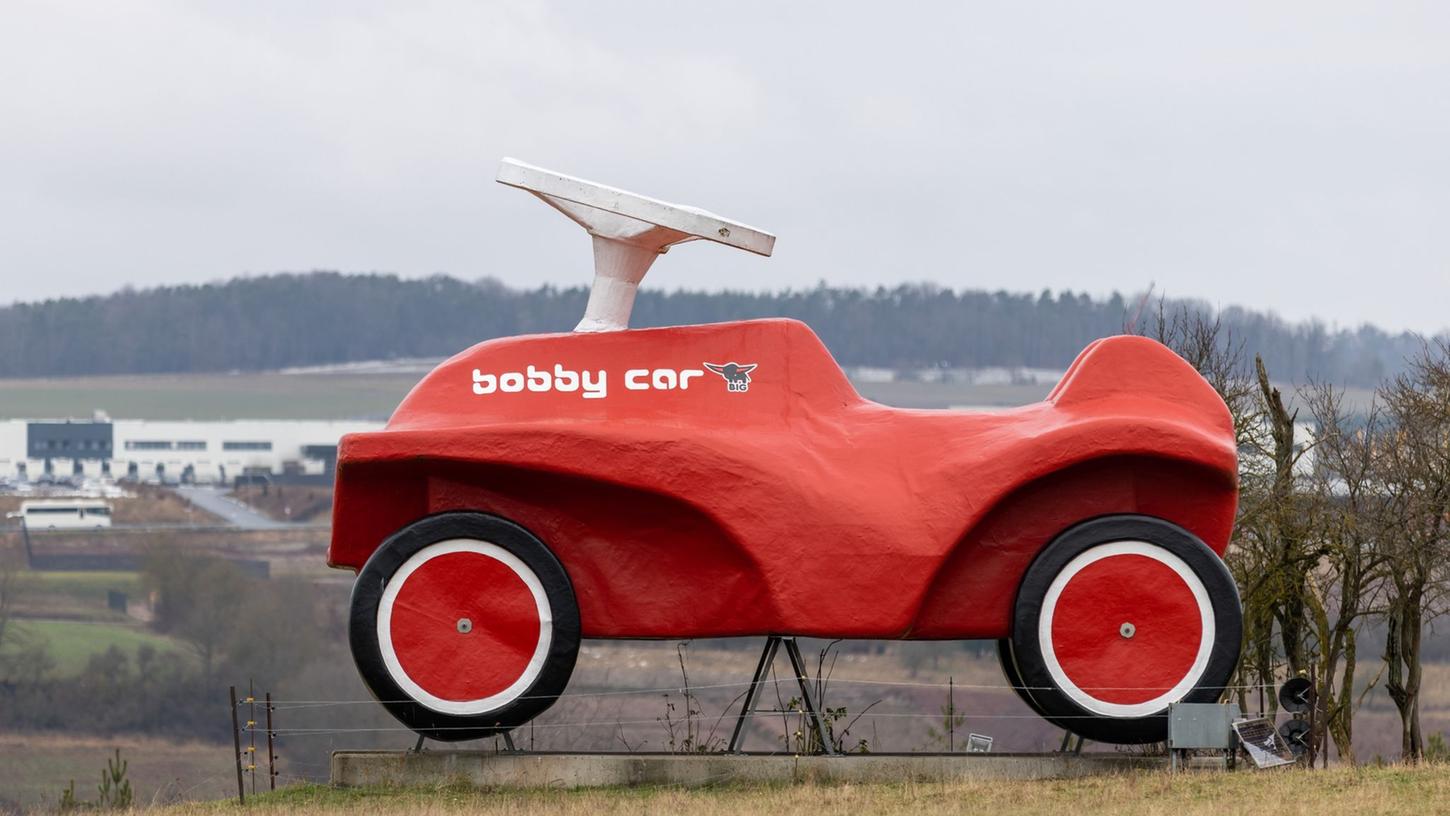 Ein überdimensionales Bobby-Car des Spielwarenherstellers Big steht auf dem Gelände des Unternehmens.