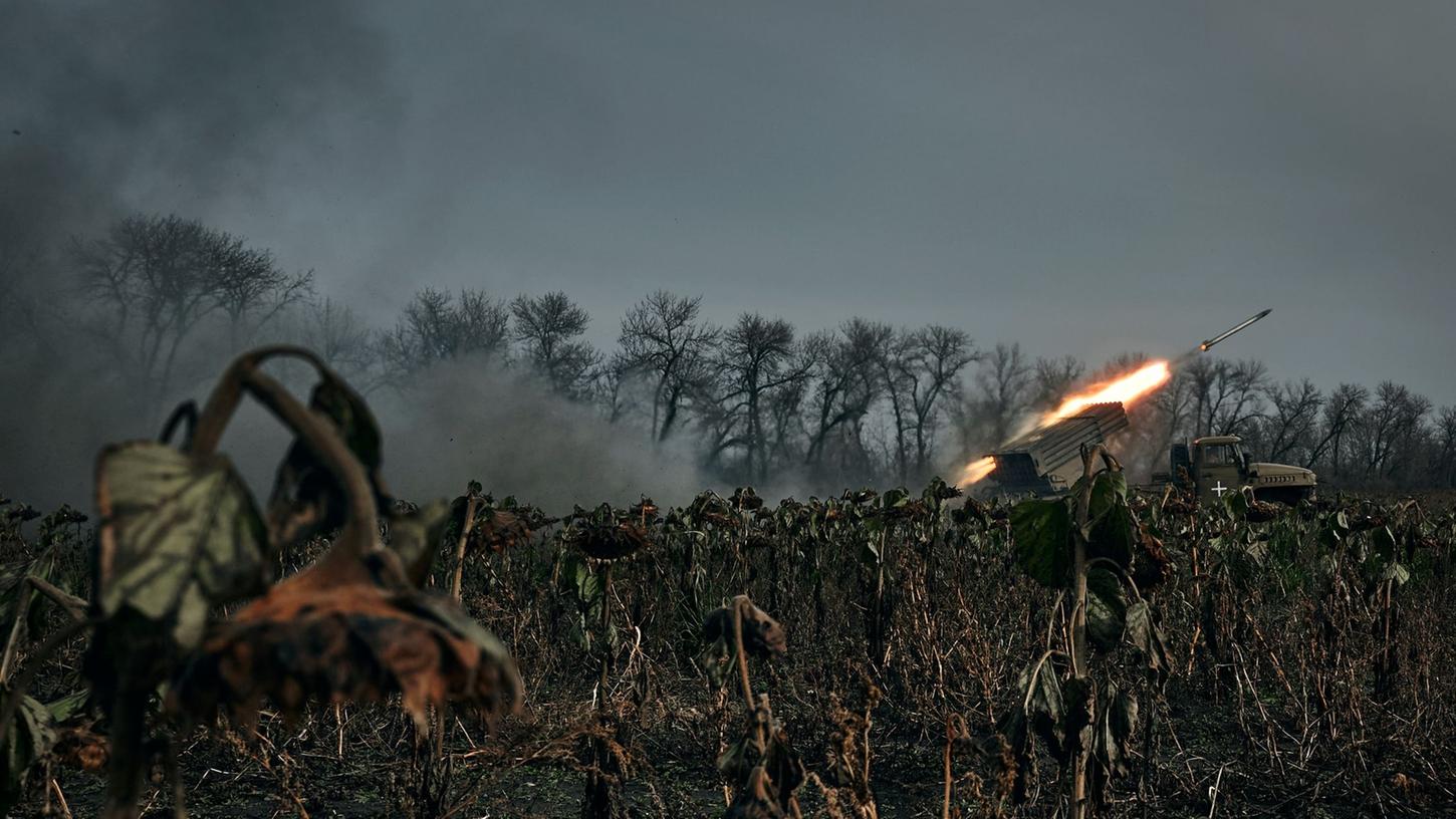 Ein Grad-Mehrfachraketenwerfer des ukrainischen Militärs feuert Raketen auf russische Stellungen an der Frontlinie in der Nähe von Bachmut in der Region Donezk.