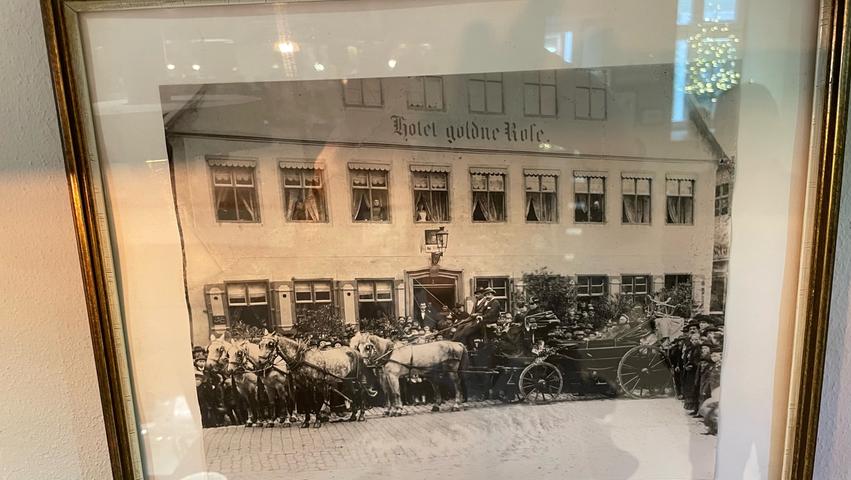 Gleich daneben ist eine Original-Aufnahme zu bestaunen, welche die Kutsche von Queen Victoria und ihre Reisegruppe vor dem Hotel zeigt. 