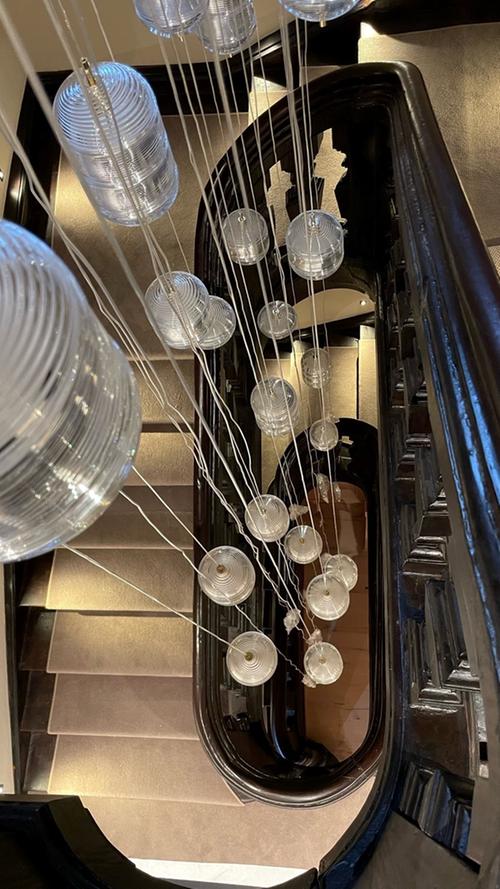 Auf einer 580 Jahre alten Holztreppe gelangen die Gäste in die oberen Etagen. Beleuchtet wird der Treppenaufgang mit 45 Lampen mit echtböhmischem Kristallglas.