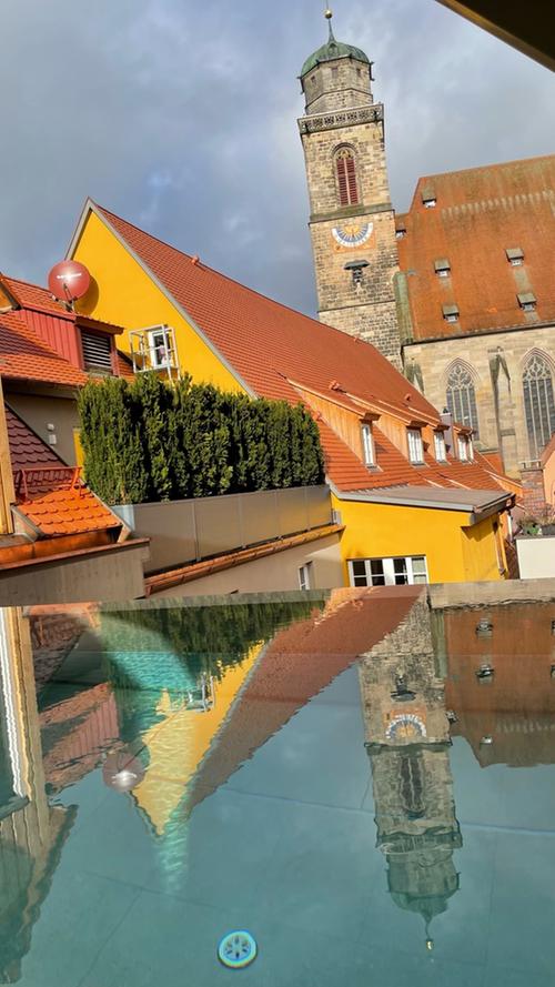 Quasi direkt auf das beeindruckende Münster zuschwimmen ist im 30 Grad warmen Infinitypool des Hotels möglich.