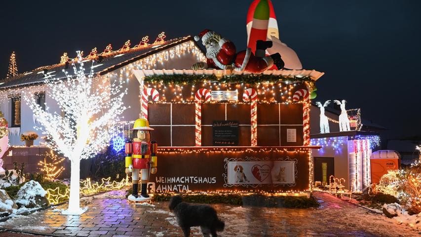 Wenn Eigenheime in Wunderwelten aus Licht verwandelt werden, beginnt die Saison der Weihnachtshäuser. An vielen Orten in Deutschland erstrahlen sie in diesen Tagen, pünktlich zum Adventsbeginn. So auch das Weihnachtshaus von Ahnatal. Rund 85.000 LED-Lichter lassen das über die Ortsgrenzen bekannte Haus strahlen.