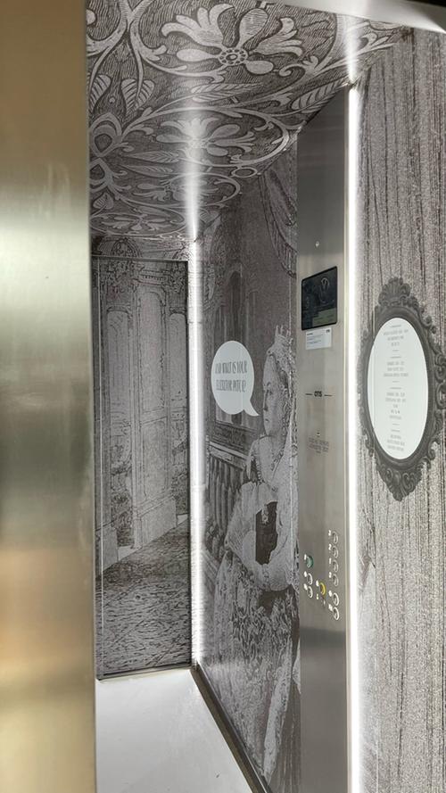 Zurück nach unten und zu Queen Victoria von England - natürlich stilecht im "Queen-Vicky-Aufzug".